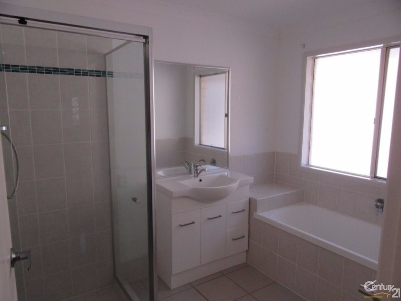 27 Smales Close, Kooralbyn QLD 4285