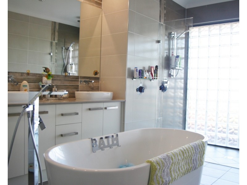 32-34 White Place, Kooralbyn QLD 4285