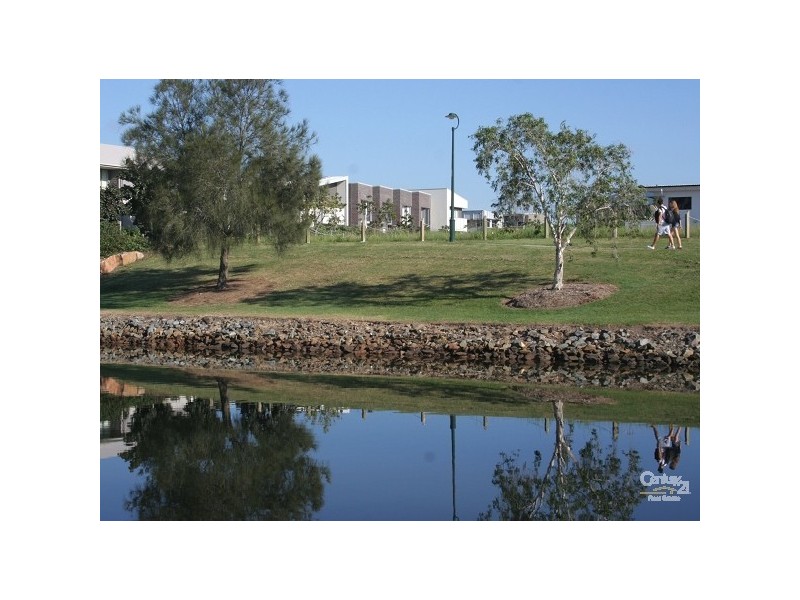 32 Lakefront Crescent, Varsity Lakes QLD 4227