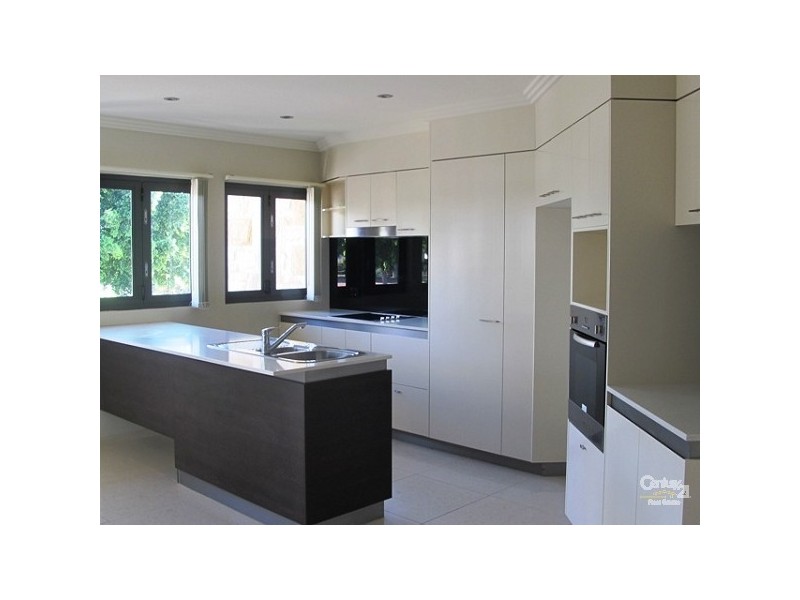 18 Menton Avenue, Varsity Lakes QLD 4227