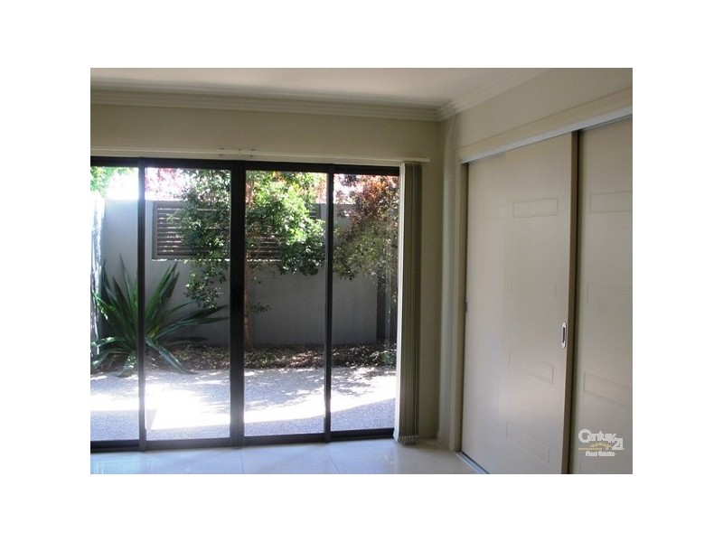 18 Menton Avenue, Varsity Lakes QLD 4227