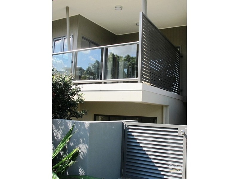 18 Menton Avenue, Varsity Lakes QLD 4227