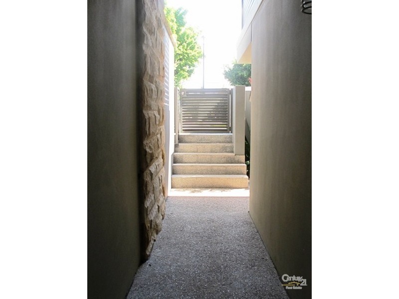 18 Menton Avenue, Varsity Lakes QLD 4227