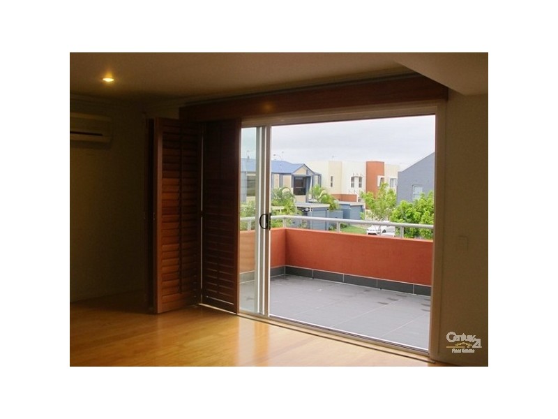 2/18 Tourangeau Crescent, Varsity Lakes QLD 4227