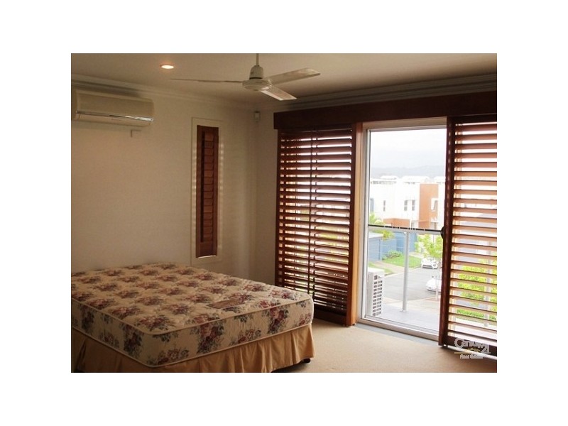 2/18 Tourangeau Crescent, Varsity Lakes QLD 4227