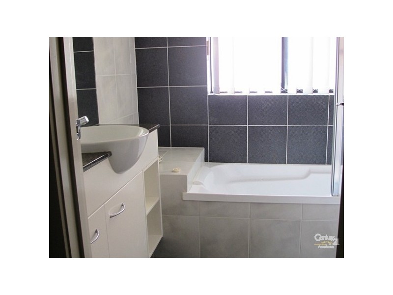 13/2 Gerladton Drive, Varsity Lakes QLD 4227