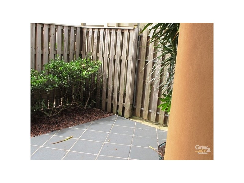 13/2 Gerladton Drive, Varsity Lakes QLD 4227