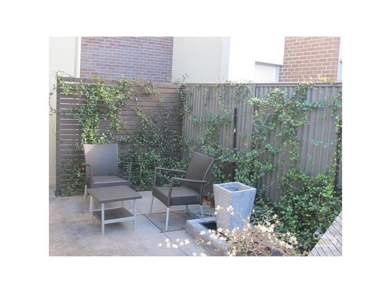 40 Lakefront Crescent, Varsity Lakes QLD 4227