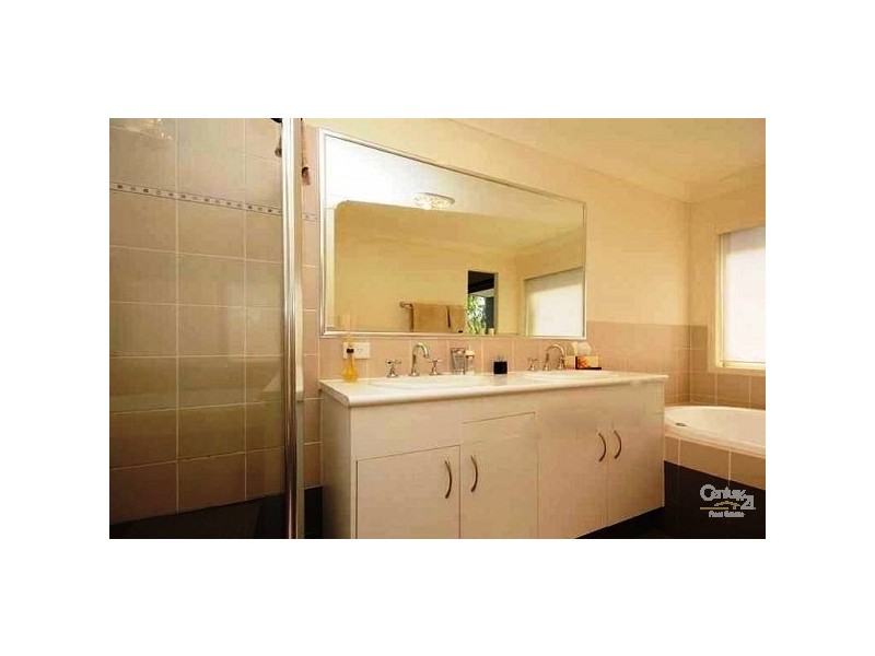 8 Kodiak Drive, Varsity Lakes QLD 4227