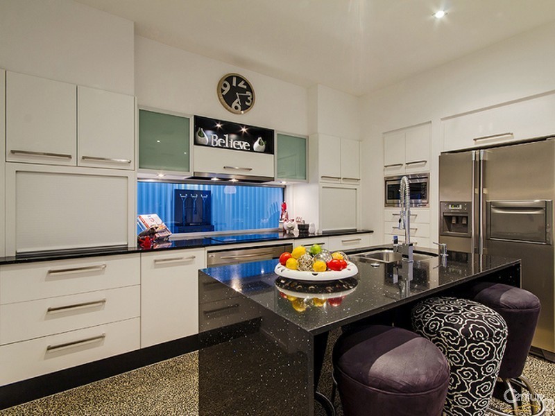 10 Moyenne Crescent, Varsity Lakes QLD 4227