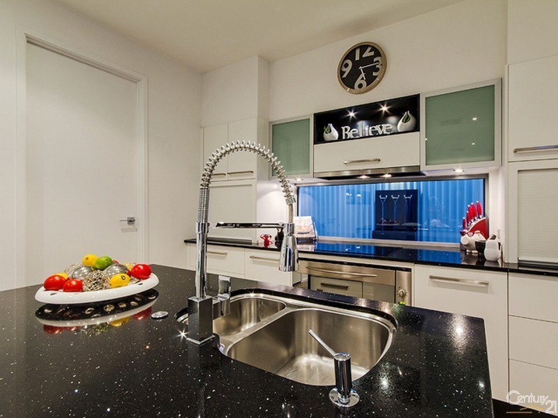 10 Moyenne Crescent, Varsity Lakes QLD 4227