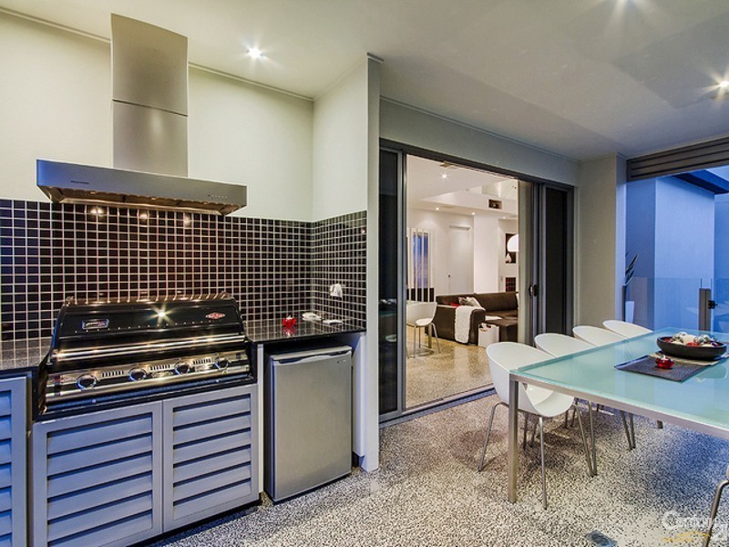 10 Moyenne Crescent, Varsity Lakes QLD 4227