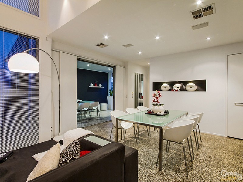 10 Moyenne Crescent, Varsity Lakes QLD 4227