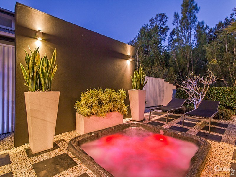 10 Moyenne Crescent, Varsity Lakes QLD 4227