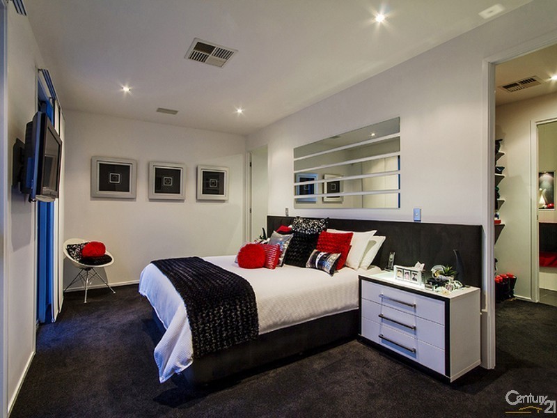 10 Moyenne Crescent, Varsity Lakes QLD 4227