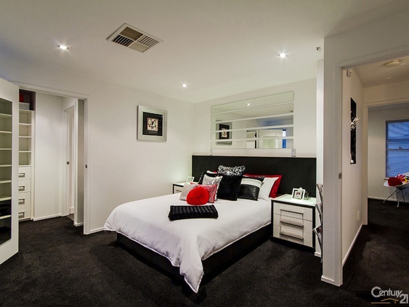 10 Moyenne Crescent, Varsity Lakes QLD 4227