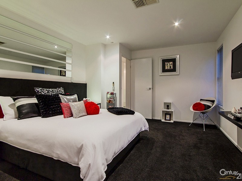 10 Moyenne Crescent, Varsity Lakes QLD 4227