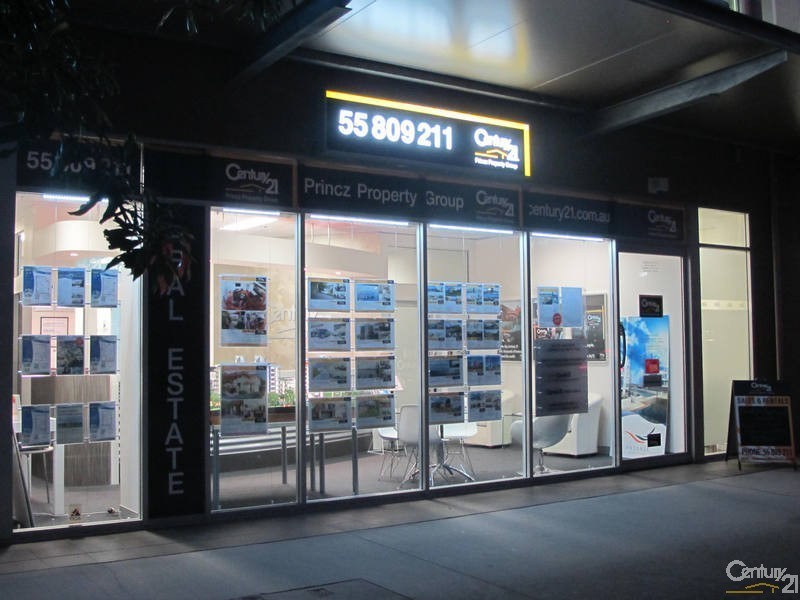 33 Lakefront Crescent, Varsity Lakes QLD 4227