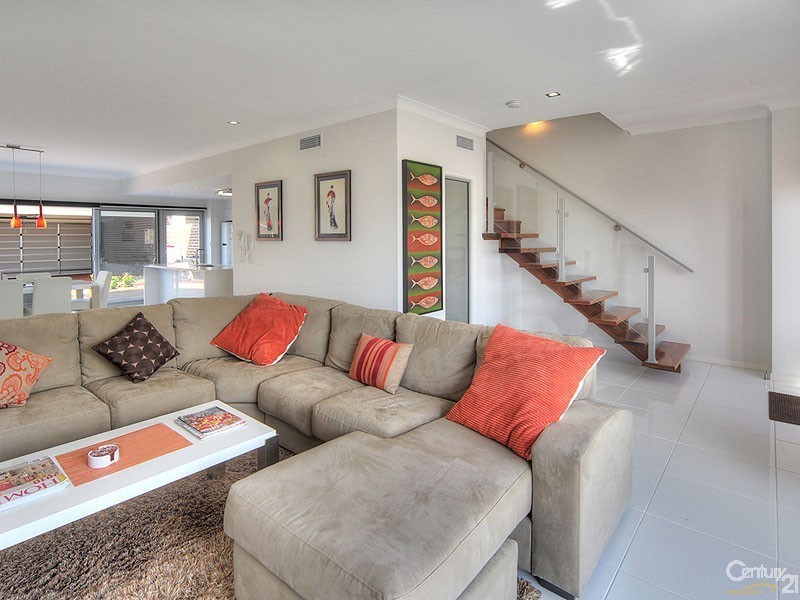 12 South Bay Drive, Varsity Lakes QLD 4227