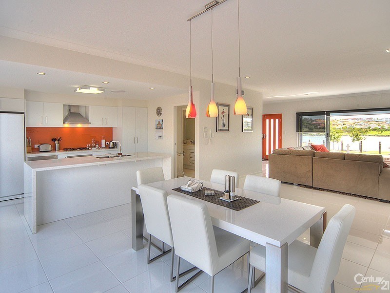 12 South Bay Drive, Varsity Lakes QLD 4227