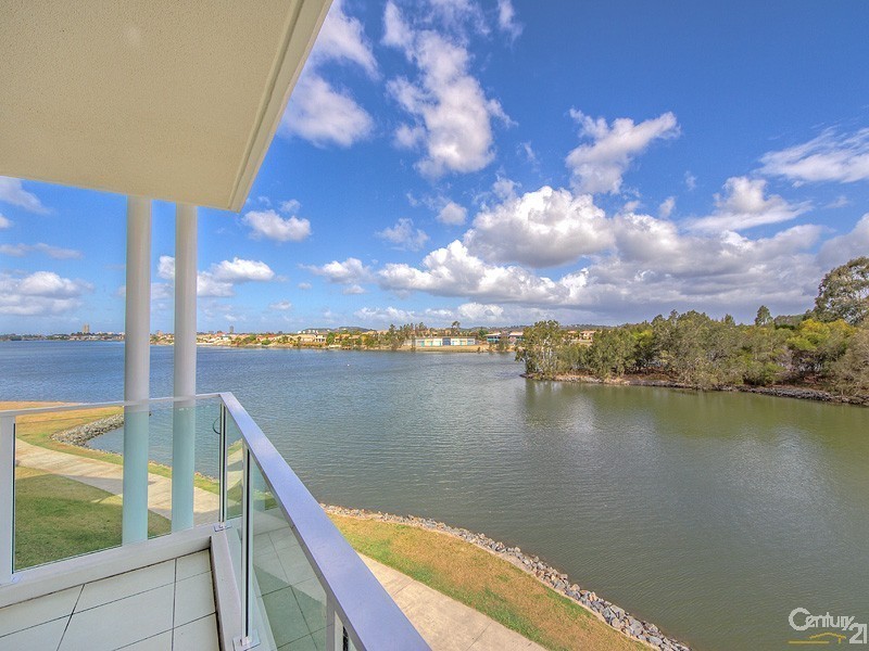16/1  Lakefront Crescent, Varsity Lakes QLD 4227