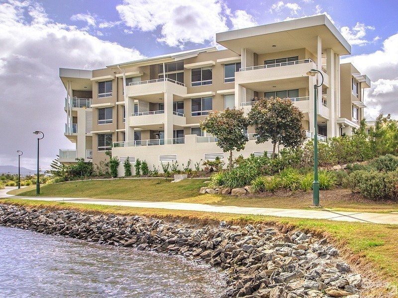 16/1  Lakefront Crescent, Varsity Lakes QLD 4227