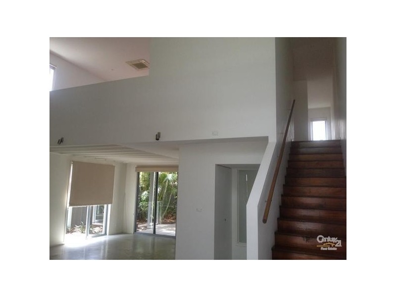 2 Watts Drive, Varsity Lakes QLD 4227