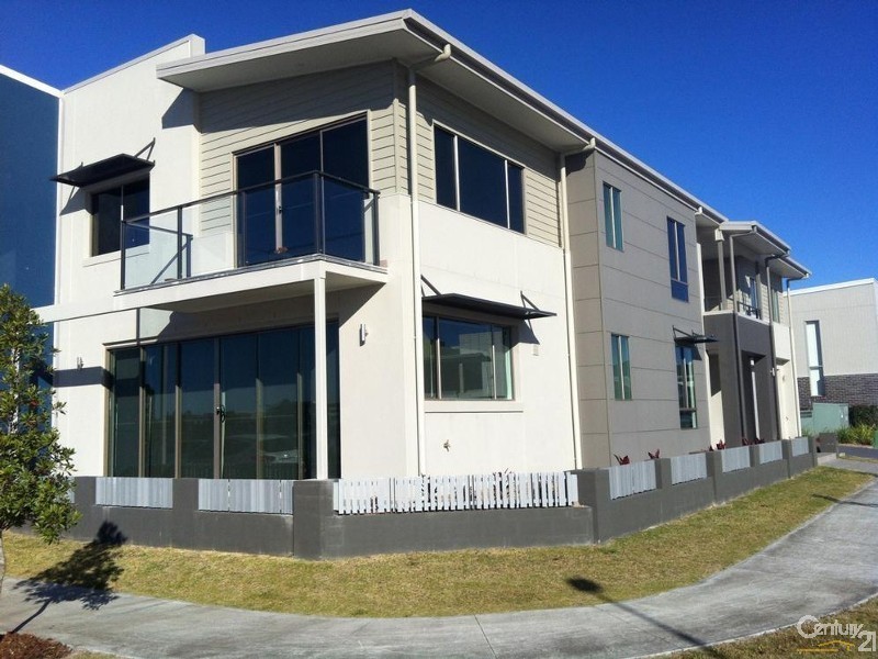24 Southbay Drive, Varsity Lakes QLD 4227
