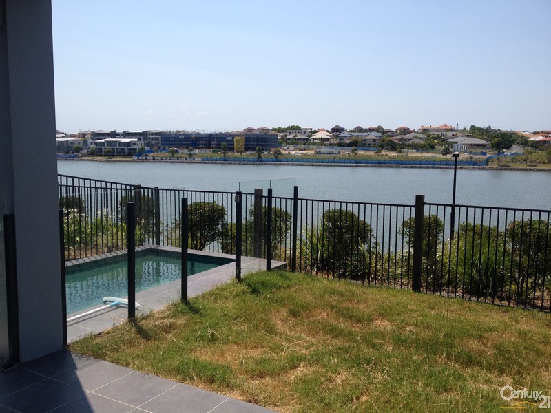 7 Elizabeth Crescent, Varsity Lakes QLD 4227