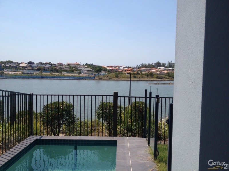 7 Elizabeth Crescent, Varsity Lakes QLD 4227