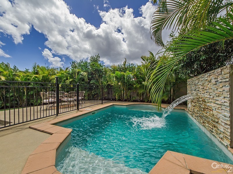 16 St Pauls Crescent, Varsity Lakes QLD 4227