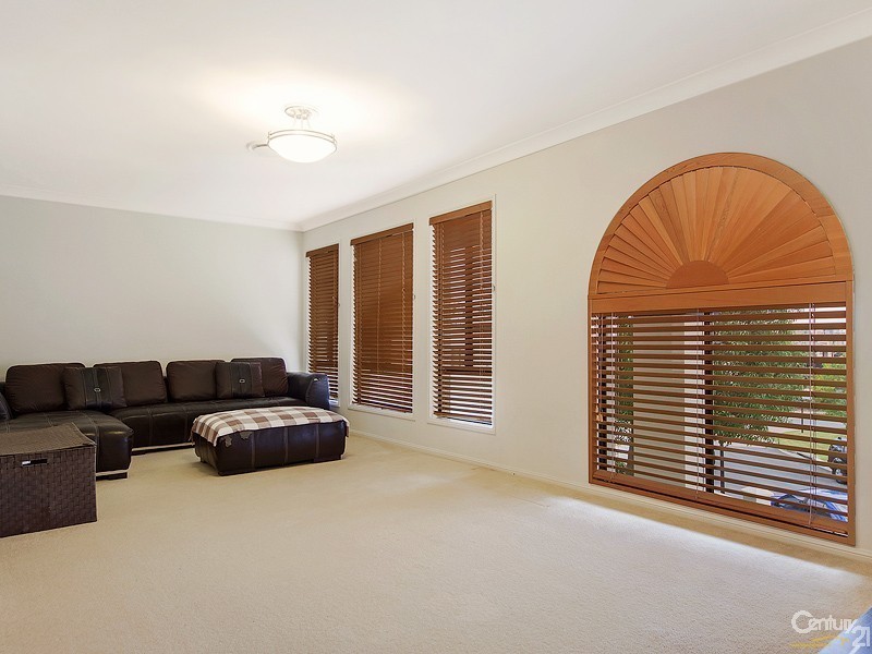 16 St Pauls Crescent, Varsity Lakes QLD 4227