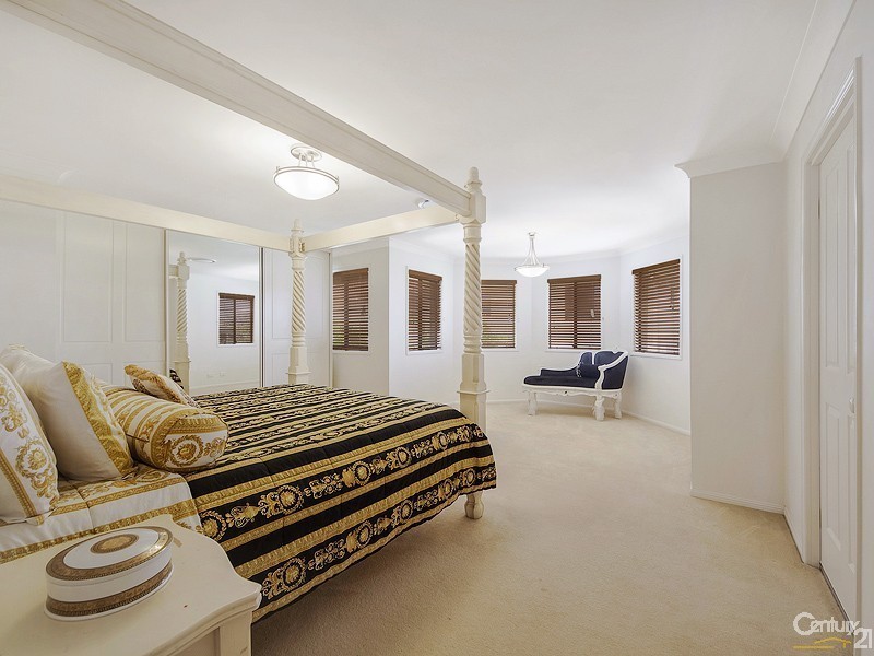 16 St Pauls Crescent, Varsity Lakes QLD 4227