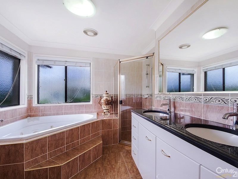 16 St Pauls Crescent, Varsity Lakes QLD 4227