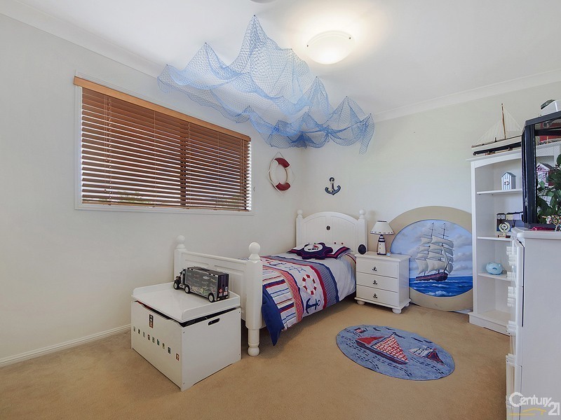 16 St Pauls Crescent, Varsity Lakes QLD 4227