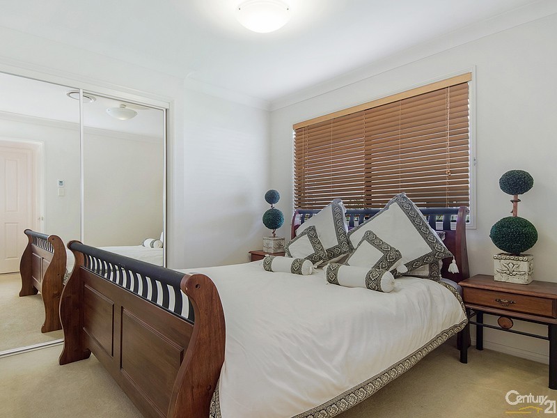 16 St Pauls Crescent, Varsity Lakes QLD 4227