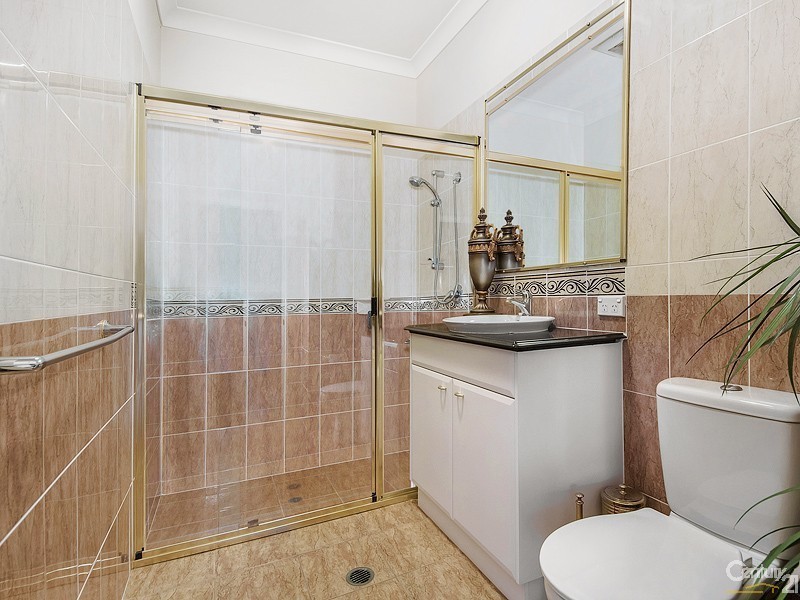 16 St Pauls Crescent, Varsity Lakes QLD 4227