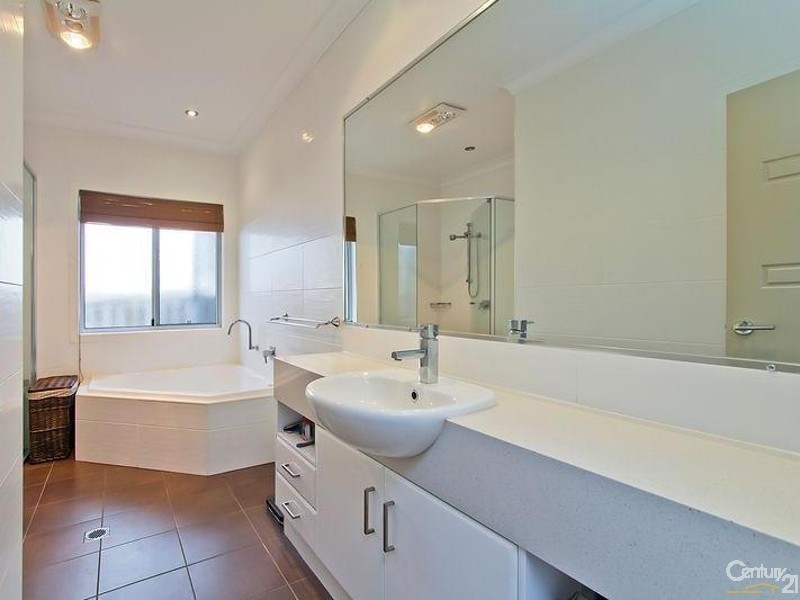 12 Moyenne Crescent, Varsity Lakes QLD 4227