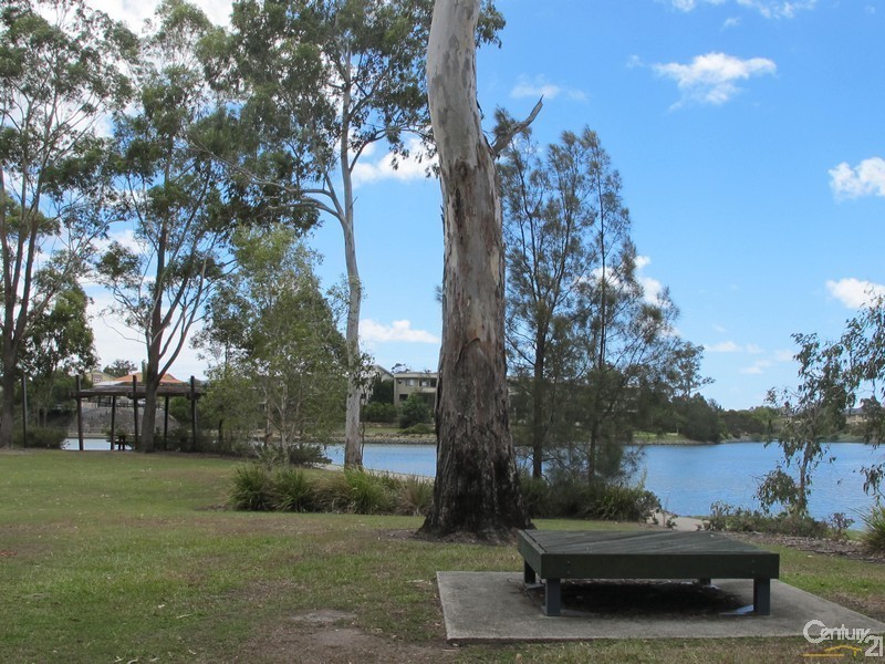 12 Moyenne Crescent, Varsity Lakes QLD 4227