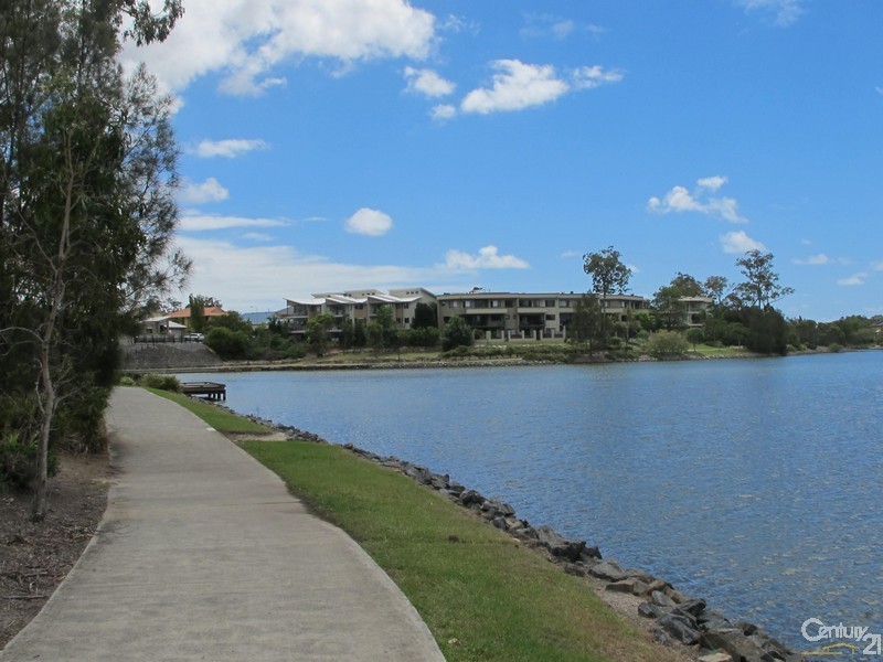 12 Moyenne Crescent, Varsity Lakes QLD 4227