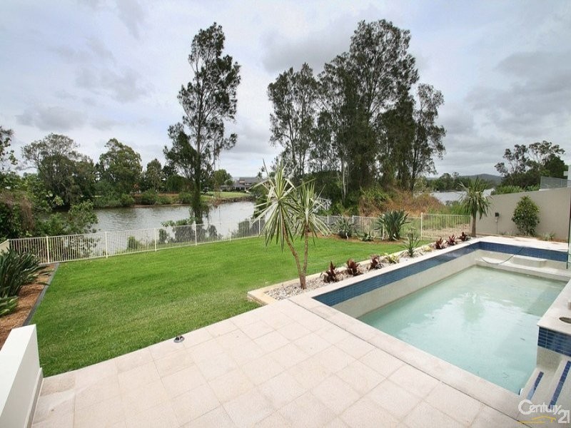 3034 The Boulevarde, Benowa QLD 4217