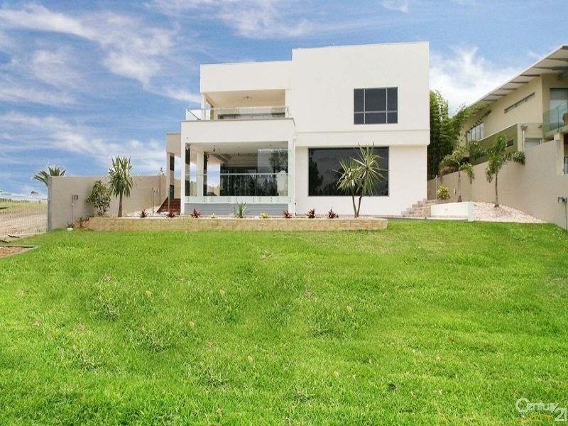 3034 The Boulevarde, Benowa QLD 4217