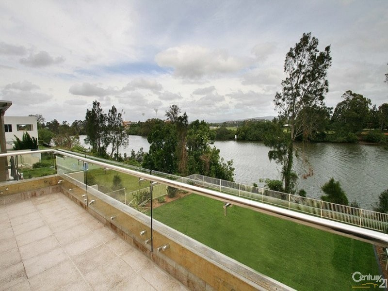 3034 The Boulevarde, Benowa QLD 4217