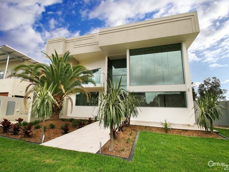 3034 The Boulevarde, Benowa QLD 4217