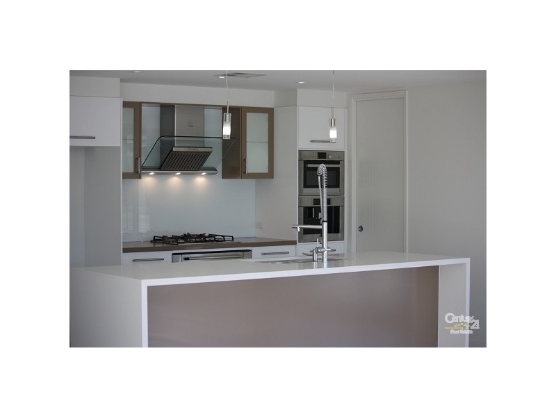 9008 The Boulevarde, Benowa QLD 4217