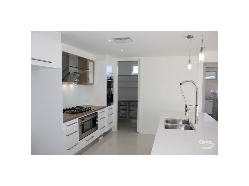 9008 The Boulevarde, Benowa QLD 4217