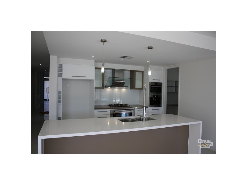 9008 The Boulevarde, Benowa QLD 4217