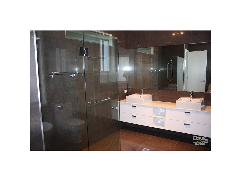 9008 The Boulevarde, Benowa QLD 4217