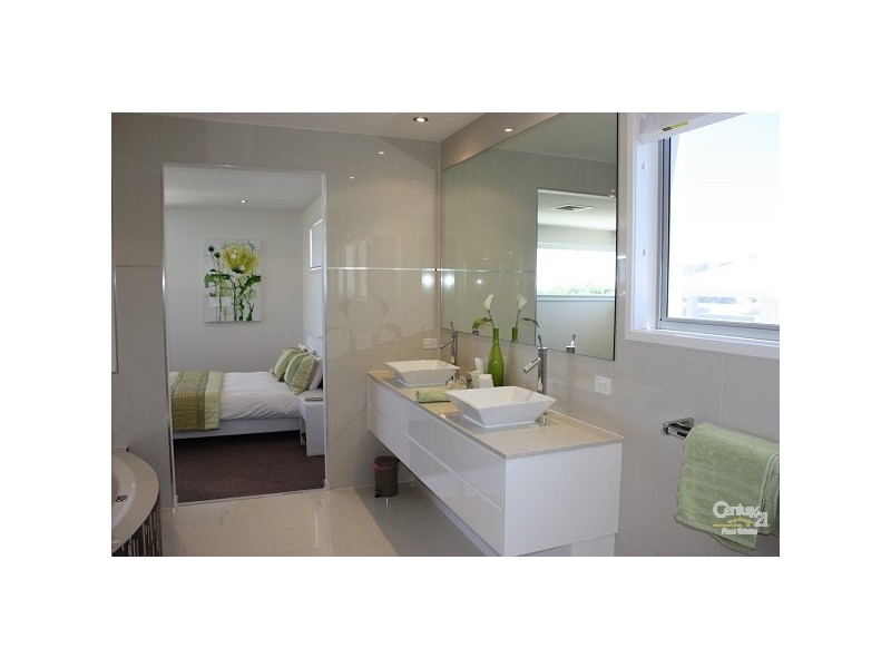 6005 The Boulevarde, Benowa QLD 4217