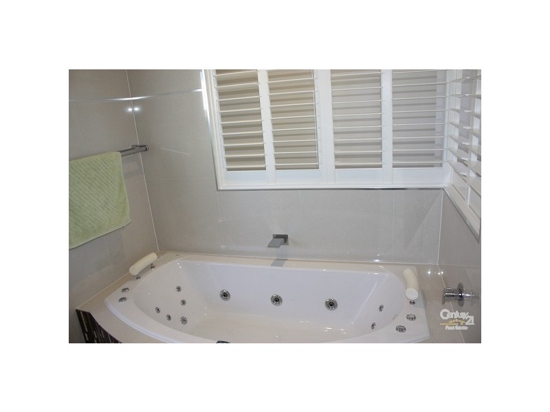 6005 The Boulevarde, Benowa QLD 4217
